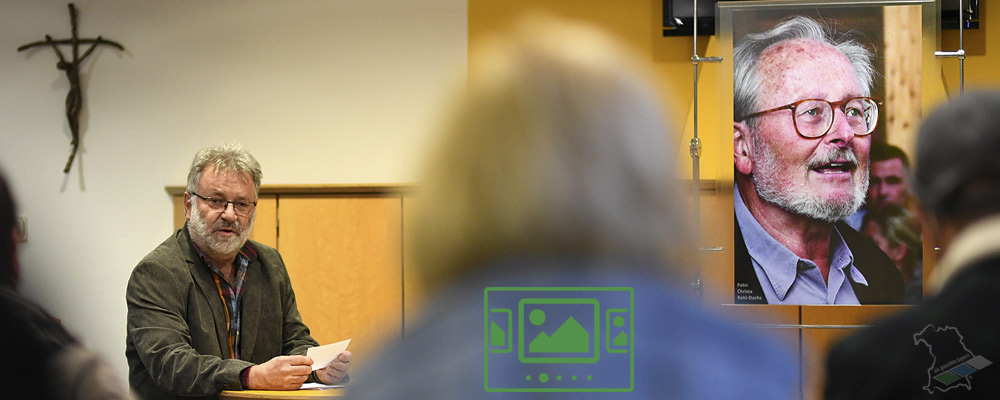 das slideshow-Fenster für 'freiraum-furth.de' anzeigen ...
Impressionen vom Pressetermin am 21.02.2022 :: Alfred Bruckner - Alexander Costa - Ferry Baierl - Sandro Bauer - Angelika Sturm - Bärbel Kleindorfer-Marx, Kulturreferat Landkreis Cham - Václav Cordier - Reinhard Paulus, Vorstand RBK - Dr. Elisabeth Lerche, Galerie Woferlhof - Thomas Wilnhammer - Johann Reitmeier